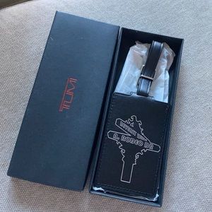 Tumi leather luggage tag | New in box
